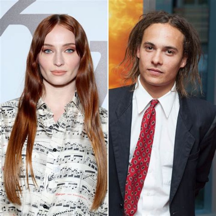 Frank Dillane Wiki, Bio, Girlfriend, Dating, Net worth, Age, Family