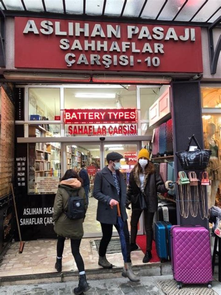 Meet the Owner of Ragmen Sahaf Bookstore in Turkey: Ozkan Mustafa and the Controversial Sign - SarkariResult