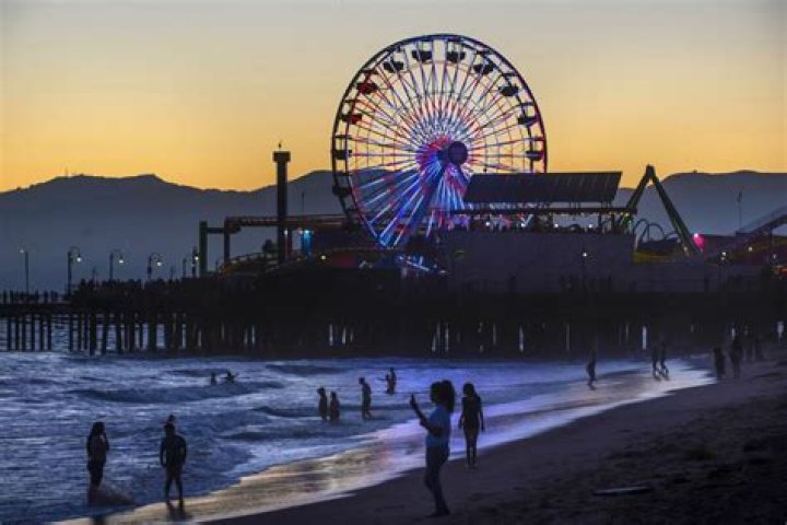 Santa Monica Pier Closed as Individual 'Claiming to Have a Bomb' Climbs Ferris Wheel in California - SarkariResult