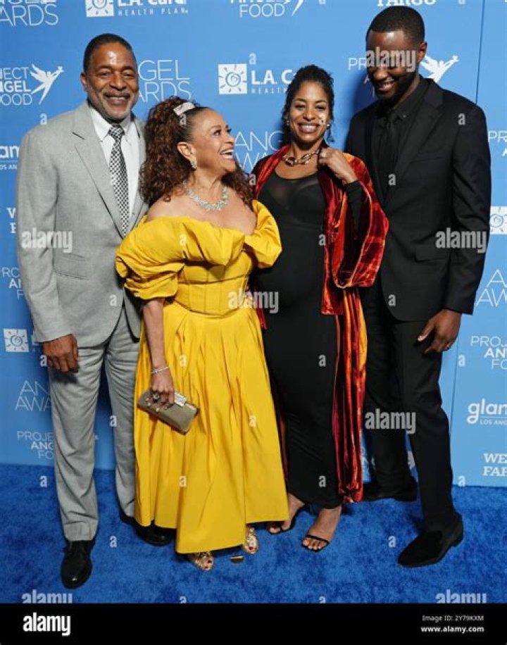 Vivian Nixon Relationship, Boyfriend, Net Worth, Salary, Age, Height, Wiki-Bio