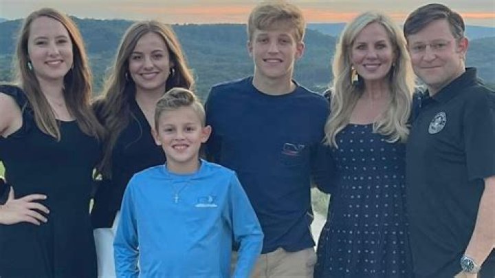 Who’s the Wife of Fox News’ Conservative Pundit, Tucker Carlson? Know about his Married Life, Family & Kids!